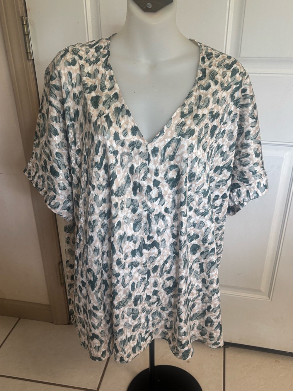 Large Jodifl green/tan leopard print V Neck short cuffed sleeve blouse.In EUC!